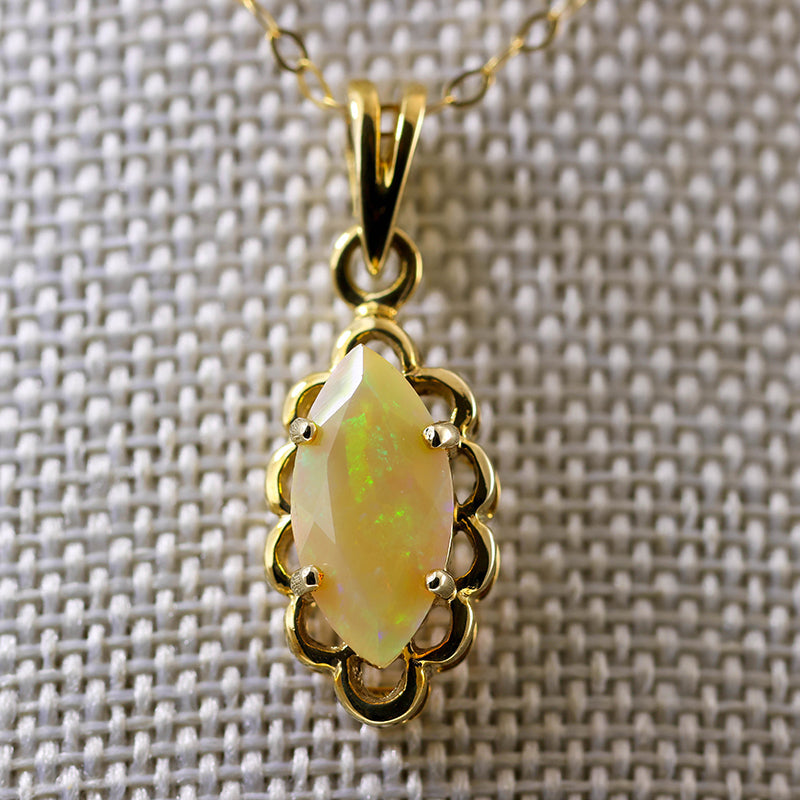 9Ct Gold Vintage Fire Opal necklace
