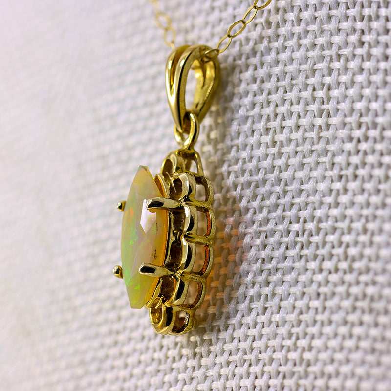 9Ct Gold Vintage Fire Opal necklace