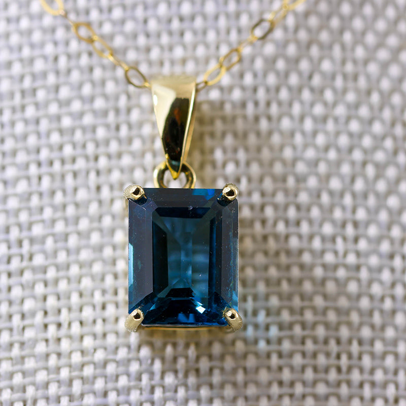 9ct Gold Topaz necklace