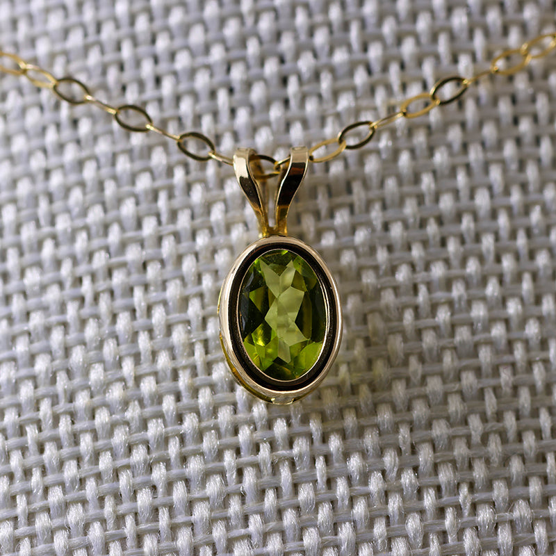 9Ct Gold Rub Set Peridot Pendant