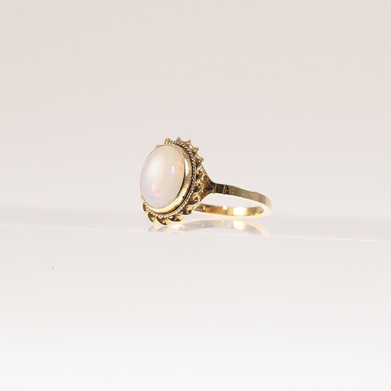 9Ct Gold Vintage Opal Set Cabachon Ring — preloved 9ct gold, opal | Sparklier Fine Jewellery