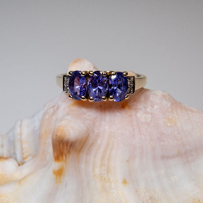 171-9ct-gold-tanzanite-diamond-ring