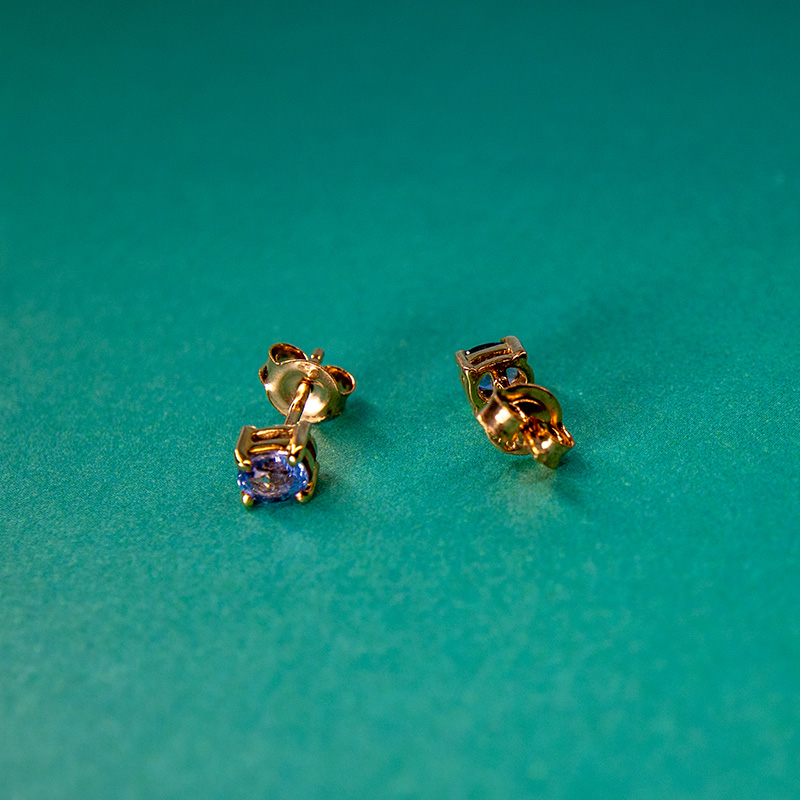 78-9ct-gold-paired-stud-earrings-sapphire