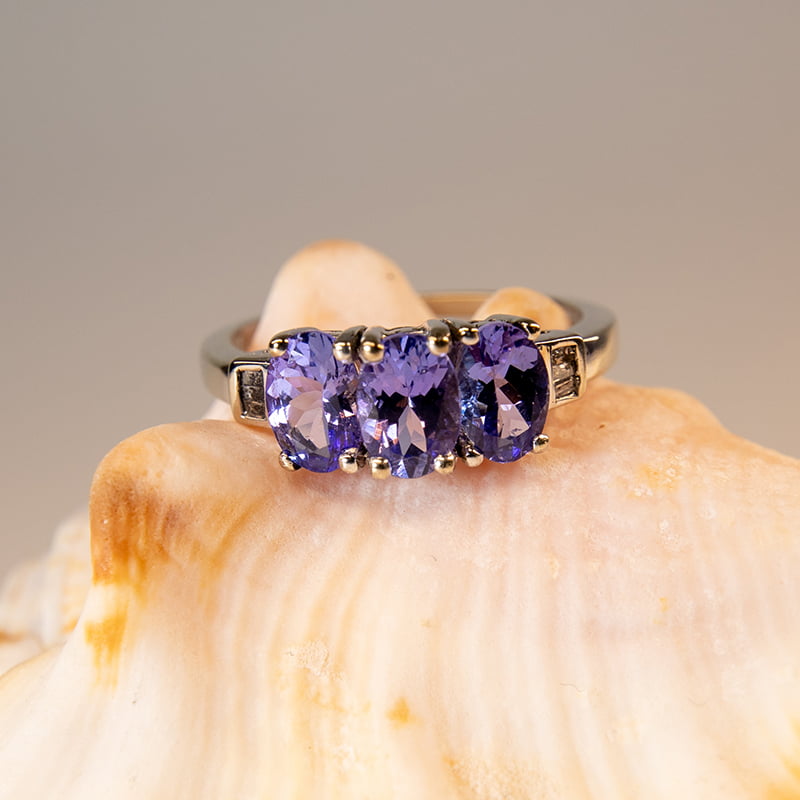 113-9ct-white-gold-tanzanite-ring-diamond-shoulders