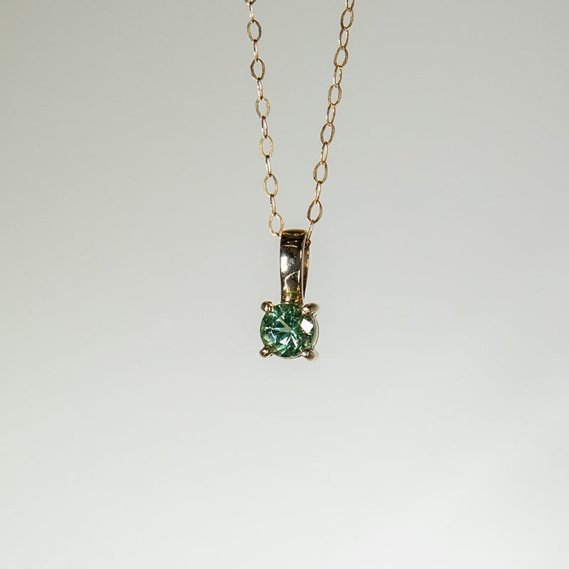 88-9ct-gold-green-glass-pendant